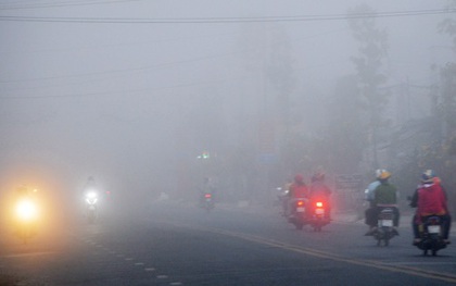 Sáng mùng 2 Tết, sương mù bao trùm miền Tây khiến nhà nông lo lắng