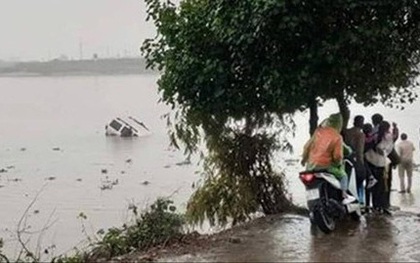 Ô tô đi đám cưới trôi tuột xuống sông ở Nam Định khiến 1 người tử vong
