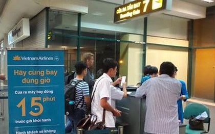 Tranh chỗ xếp hàng, 4 phụ nữ lao vào xô xát ngay cửa ra máy bay ở Nội Bài