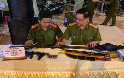 Người dân giao nộp 2 khẩu súng K59 cho công an Đồng Nai