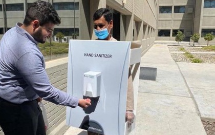 Công ty bị chỉ trích gay gắt vì bắt nhân viên đeo bình rửa tay di động