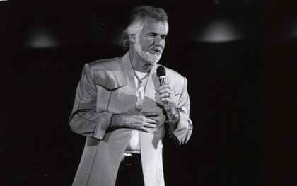 Huyền thoại nhạc đồng quê Mỹ Kenny Rogers qua đời, gia đình tổ chức tang lễ riêng tư vì tình hình dịch bệnh