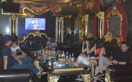 Bất chấp Covid-19, dân chơi đất cảng vẫn đến quán karaoke, gọi "chân dài" phục vụ