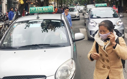 Nhiều taxi vẫn "chống lệnh" hạ cửa kính khi chạy trên đường