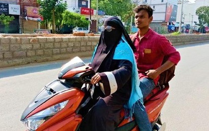 Ấn Độ: Mẹ đi xe máy 1.400km đón con trai mắc kẹt vì lệnh phong tỏa