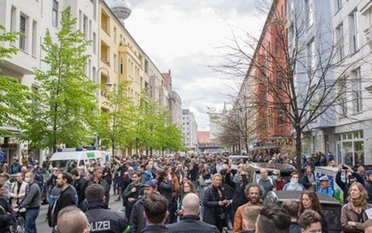 Hàng nghìn người Đức xuống đường biểu tình chống kéo dài giãn cách xã hội