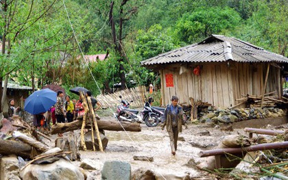 Ảnh: Dầm bùn, đội mưa nỗ lực hỗ trợ người dân khắc phục hậu quả thiên tai