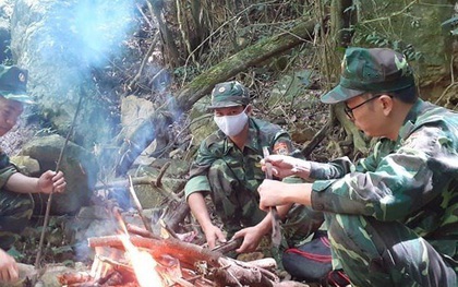 Ảnh: 20 giờ trèo đèo, lội suối tìm kiếm 2 cô gái bị lạc trong rừng sâu