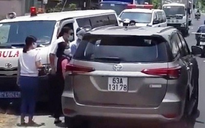 Bức xúc tài xế ôtô chạy lấn làn, ép xe cứu thương vào lề đường