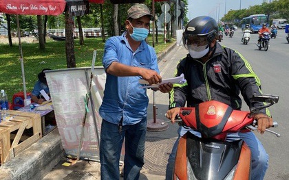 Nhiều người nháo nhào tìm mua bảo hiểm xe máy, điểm bán trên lề đường mọc lên như nấm