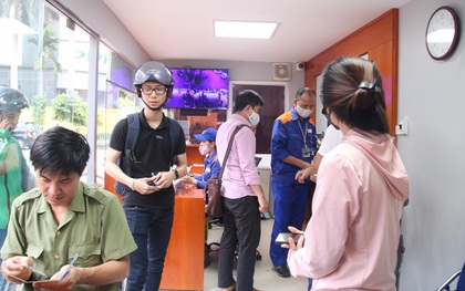 Người dân Hà Nội xếp hàng mua bảo hiểm xe máy