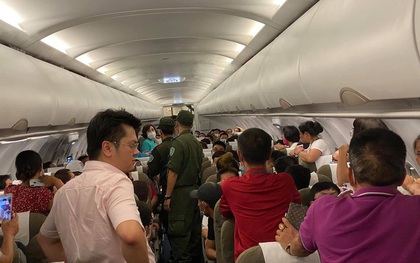 Nam hành khách phải rời máy bay vì lăng mạ tiếp viên, khách xung quanh do tranh giành chỗ