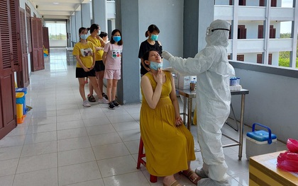 Hàng trăm thai phụ từ Đài Loan về Việt Nam cách ly: "Mừng rơi nước mắt"