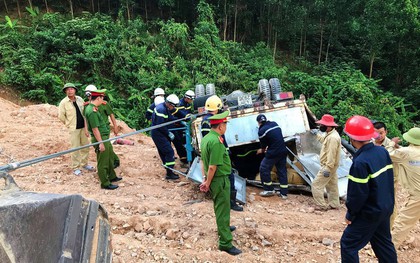 Giải cứu xe tải chở gần 5 tấn thuốc nổ bị lật