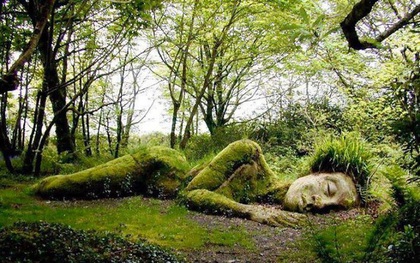 Lạ kỳ bức tượng thiếu nữ nằm ngủ được mẹ thiên nhiên tặng "xiêm y" thay đổi theo 4 mùa