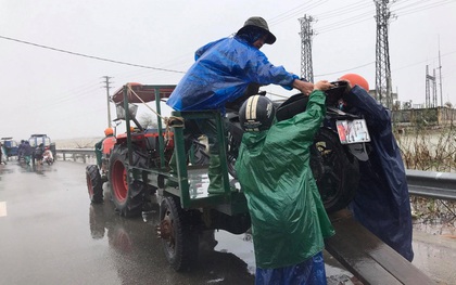 Di chuyển qua đoạn đường ngập lũ, xe công nông bị lật khiến nữ sinh viên tử vong