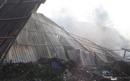 Cháy lớn vựa phế liệu và 2 quán cà phê ở Bình Dương