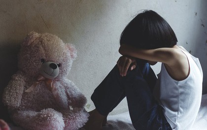 Thấy con gái 5 tuổi hành xử lạ với gấu bông rồi nói "Chú chạm vào con", cha mẹ gặng hỏi rồi choáng váng trước lời kể của đứa trẻ
