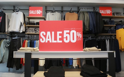 Chùm ảnh: Chưa đến Black Friday, phố thời trang Hà Nội đã đỏ rực biển hiệu siêu giảm giá, có nơi giảm đến 70%