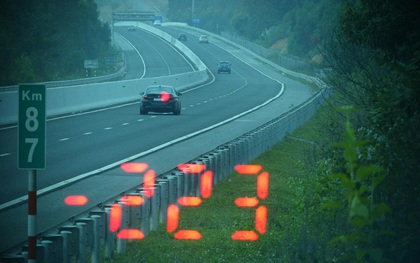 Vội đi ăn cưới, tài xế BMW phóng như bay với tốc độ 223km/giờ trên cao tốc