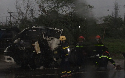 Xe đầu kéo tông xe tải dừng đèn đỏ ở Quảng Nam, 1 người chết