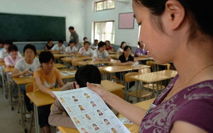 Phụ huynh đến trường tìm cô chủ nhiệm nói chuyện thì bị né tránh sau đó bị người lạ đánh dã man, xuất phát từ nguyên nhân khó hiểu
