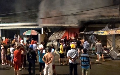 Sau tiếng nổ lớn, cửa hàng điện tử cháy dữ dội