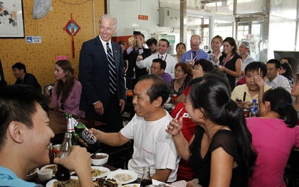 Một nhà hàng ở Trung Quốc bỗng "nổi như cồn", khách ùn ùn kéo đến nhờ ông Joe Biden ghé thăm vào 9 năm trước