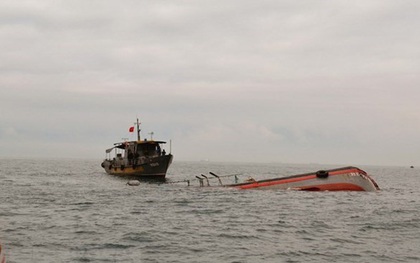 Tàu chở 2.930 tấn than bị chìm trên biển, 11 người may mắn được cứu sống
