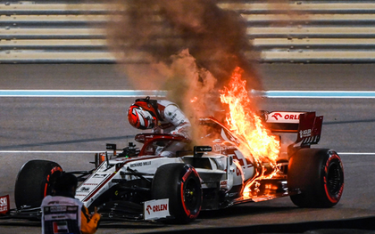 "Người tuyết" Kimi Raikkonen hoảng hồn thoát khỏi xe đua F1 bốc cháy dữ dội