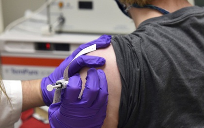 Hai tình nguyện viên có phản ứng phụ sau tiêm vaccine COVID-19 tại Anh