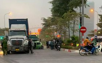 Hà Nội: 2 ô tô con bị tông bẹp dúm khi dừng chờ đèn đỏ, nhiều người bị thương