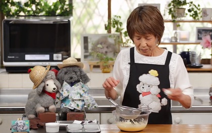 Đầu bếp nổi tiếng tại Nhật Bản với kênh YouTube 1,5 triệu người theo dõi nấu ăn bên cạnh thú bông, nguyên nhân khiến ai cũng phải rơi nước mắt