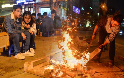Chùm ảnh: Người Hà Nội đốt lửa trong đêm rét nhất từ đầu mùa, nhiệt độ dưới 12 độ C