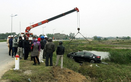 Xe Toyota Vios tông bay cột mốc lao xuống ruộng, tài xế tử vong trong xe