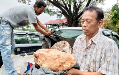 Dạo bờ biển, lão ngư dân nghèo bắt gặp khối đá được cho là "báu vật biển" lớn nhất thế giới từng được tìm thấy, chuẩn bị đổi đời thành triệu phú