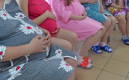 Bắt gặp thai phụ kỳ lạ trên đường, cảnh sát dò hỏi không ngờ lần ra căn hộ "lồng ấp", nơi những đứa trẻ vừa chào đời liền bị bán đi