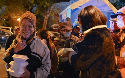 Cảm động những suất cơm 0 đồng trao tặng người vô gia cư giữa đêm đông giá rét ở Hà Nội