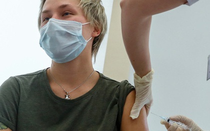 Hàng nghìn người dân Moscow đi tiêm vaccine ngừa COVID-19