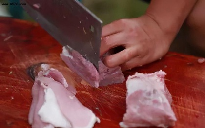 Đột ngột bị sốt rồi điếc sau khi chặt một miếng thịt lợn sống, chàng đầu bếp hốt hoảng khi biết nguyên nhân từ sự cố chấp của mình