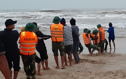 Quảng Bình: 3 tàu cá gặp nạn, 1 thi thể ngư dân rơi xuống biển đã được tìm thấy