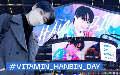 Hanbin chụp hình với bảng LED mừng sinh nhật tại Hàn Quốc, cảm ơn fan nhưng còn tận 71 cái đang chờ được check-in kia kìa!