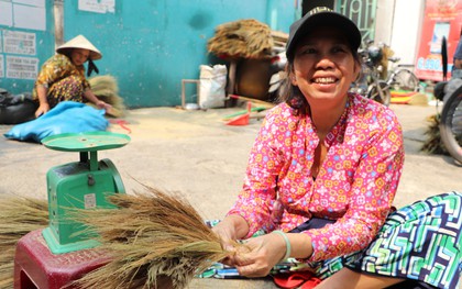Những ngày bận rộn của xóm chổi đót duy nhất ở Sài Gòn: "Tết đến rồi ai cũng sắm sửa, cả năm trời có được tháng này thôi"