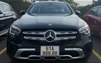 Người đàn ông mua Mercedes tặng vợ và bốc được biển ngũ quý 8 siêu hiếm: "Đã giàu còn may mắn"