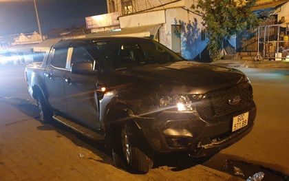 Xe bán tải do người đàn ông nước ngoài cầm lái húc văng 3 xe máy trong đêm, 4 người bị thương