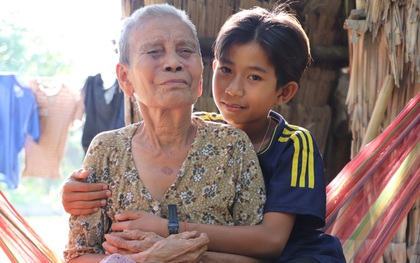 Bố mẹ bỏ rơi, bé trai 13 tuổi đi nhặt củi dừa, bán vé số nuôi bà nội mù lòa: "Con ước được ăn no, không phải nhịn đói nữa"