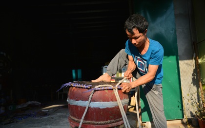 Làng nghề làm trống bằng da trâu hơn 1000 tuổi ở Hà Nam: "Năm nay dịch, đơn hàng ít nhưng Tết vẫn phải thuê thêm người"