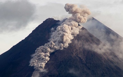 Núi lửa Merapi phun trào, tạo ra dòng sông dung nham kinh khủng thế nào?