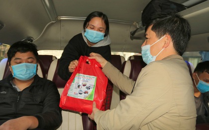 Thầy cô giáo lên tận xe tặng quà, bịn rịn tiễn sinh viên về quê ăn Tết