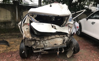 Vụ xe bán tải tông bẹp dúm taxi chờ đèn đỏ: Nữ hành khách tử vong sau 1 ngày cấp cứu